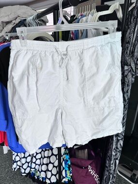 Salem Straits White Drawstring Elastic Waist Shorts